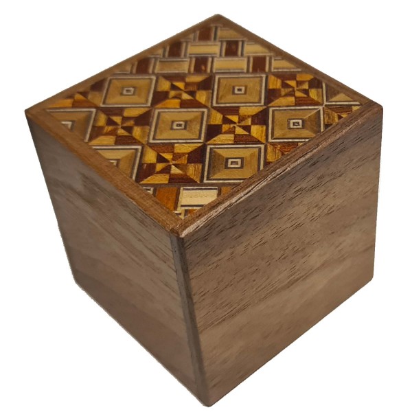 Himitsu Bako 2 Sun Cube 4 Steps Drawer Yosegi / Walnut Wood mit Schublade